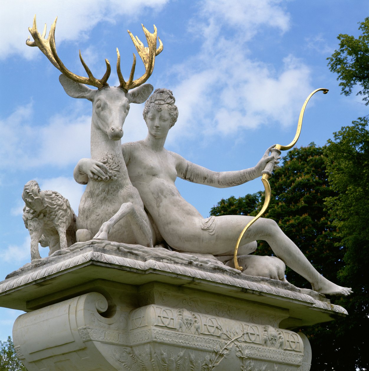Diane de Poitiers (1499-1566) jako Diana nasazená na jelena (mramor a bronz) od Jean Goujon