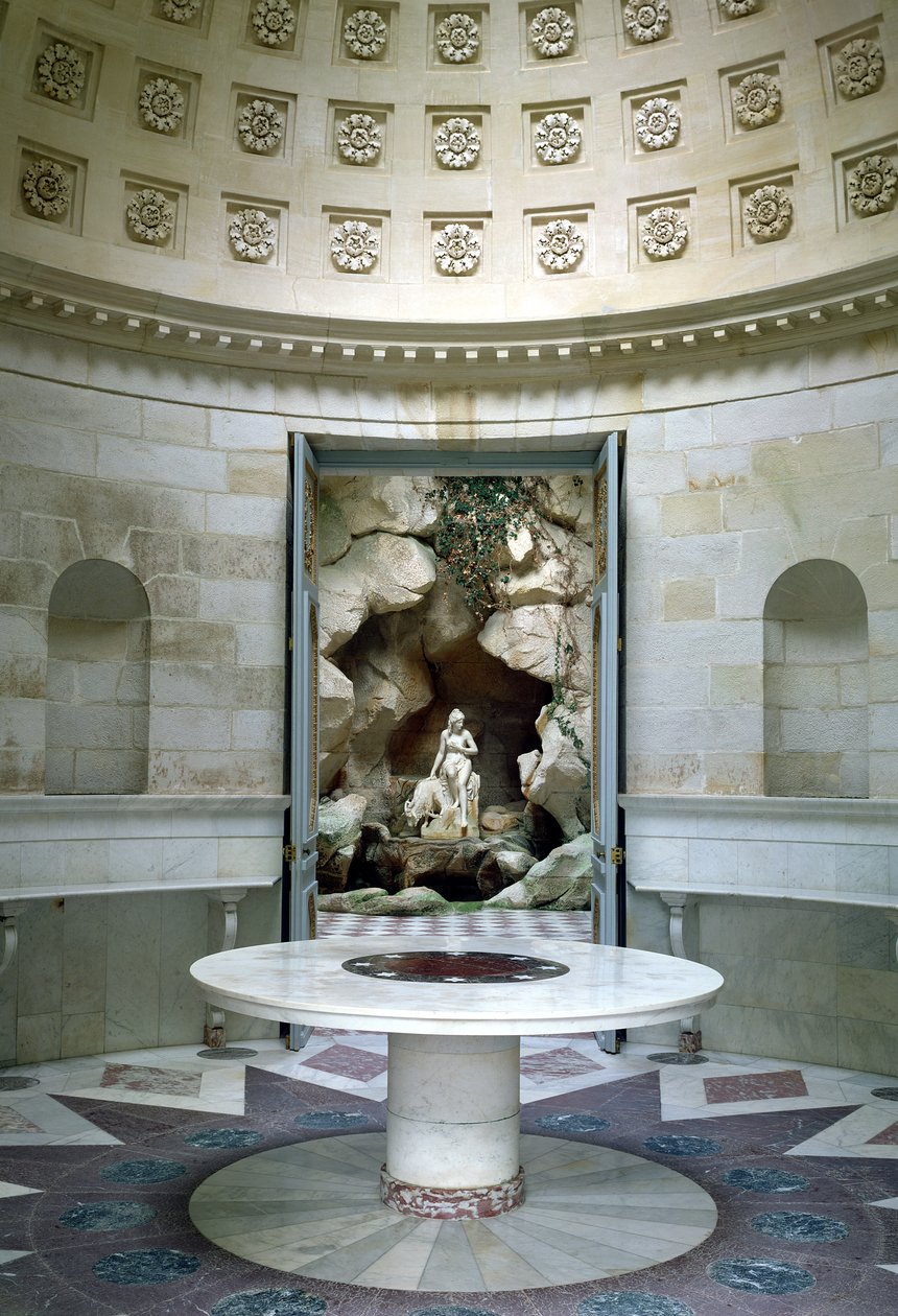 Rotunda a jeskyně Laiterie de la Reine, postavená v roce 1785 od Jean Thevenin