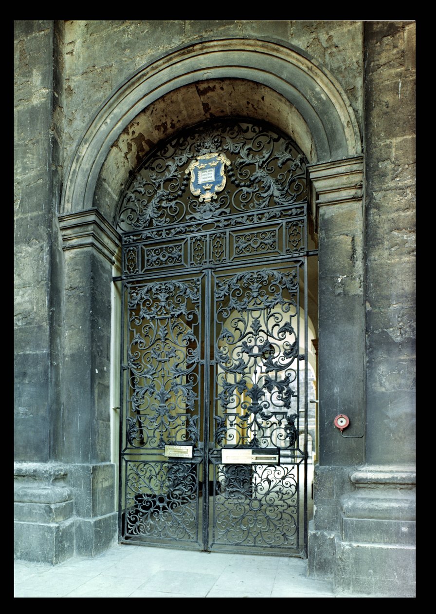 Gates, příčný panel a svržení z Clarendon Building, Oxford, cca 1710 (tepané železo) od Jean Tijou