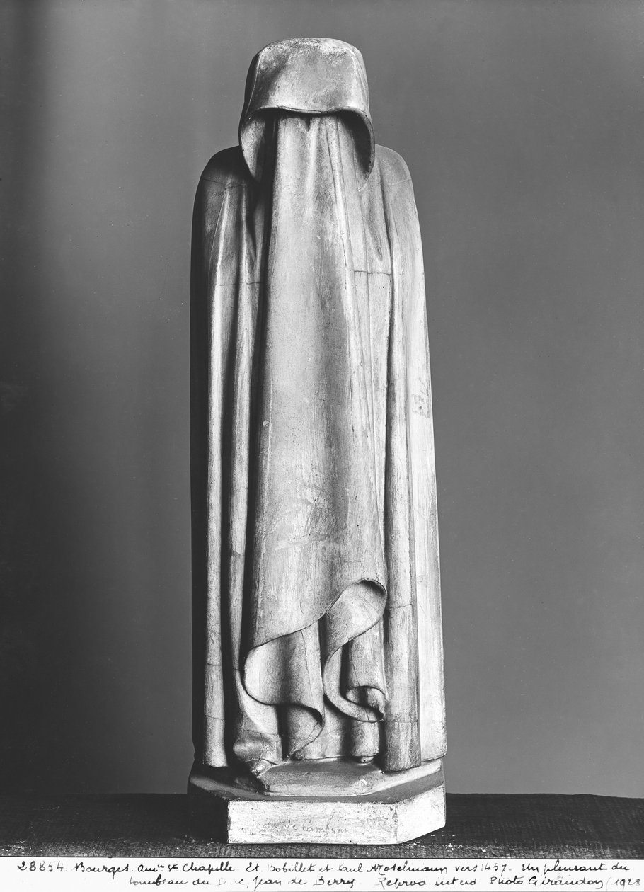 Zahalený Mourner, skrývající si tvář za zahalenýma rukama, z hrobky vévody Jeana de Berry (1340-1416) před rokem 1438 (mramor) od Jean de Cambrai