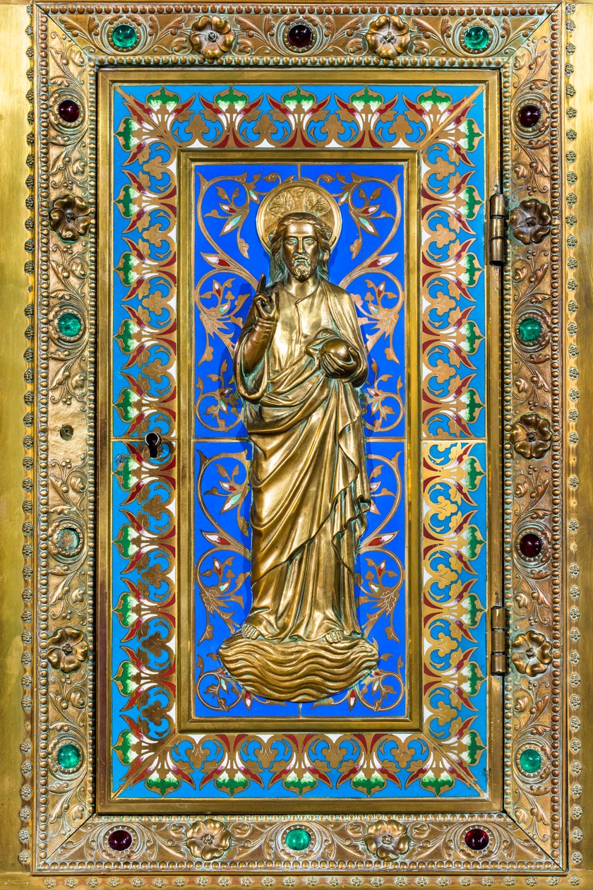 Pohled do interiéru, chapelle du Mont-Carmel, oltář: tabernákl, Salvator Mundi na dveřích, modré smaltované pozadí s listy.A. Chertier, zlatník v Paříži. od Jean Alexandre Chertier