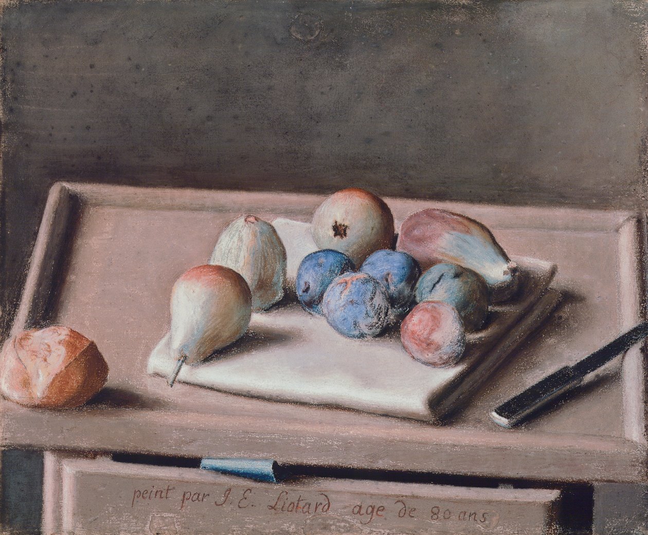 Zátiší s hruškami, fíky, sušenými švestkami, houskou a nožem na stole od Jean Étienne Liotard