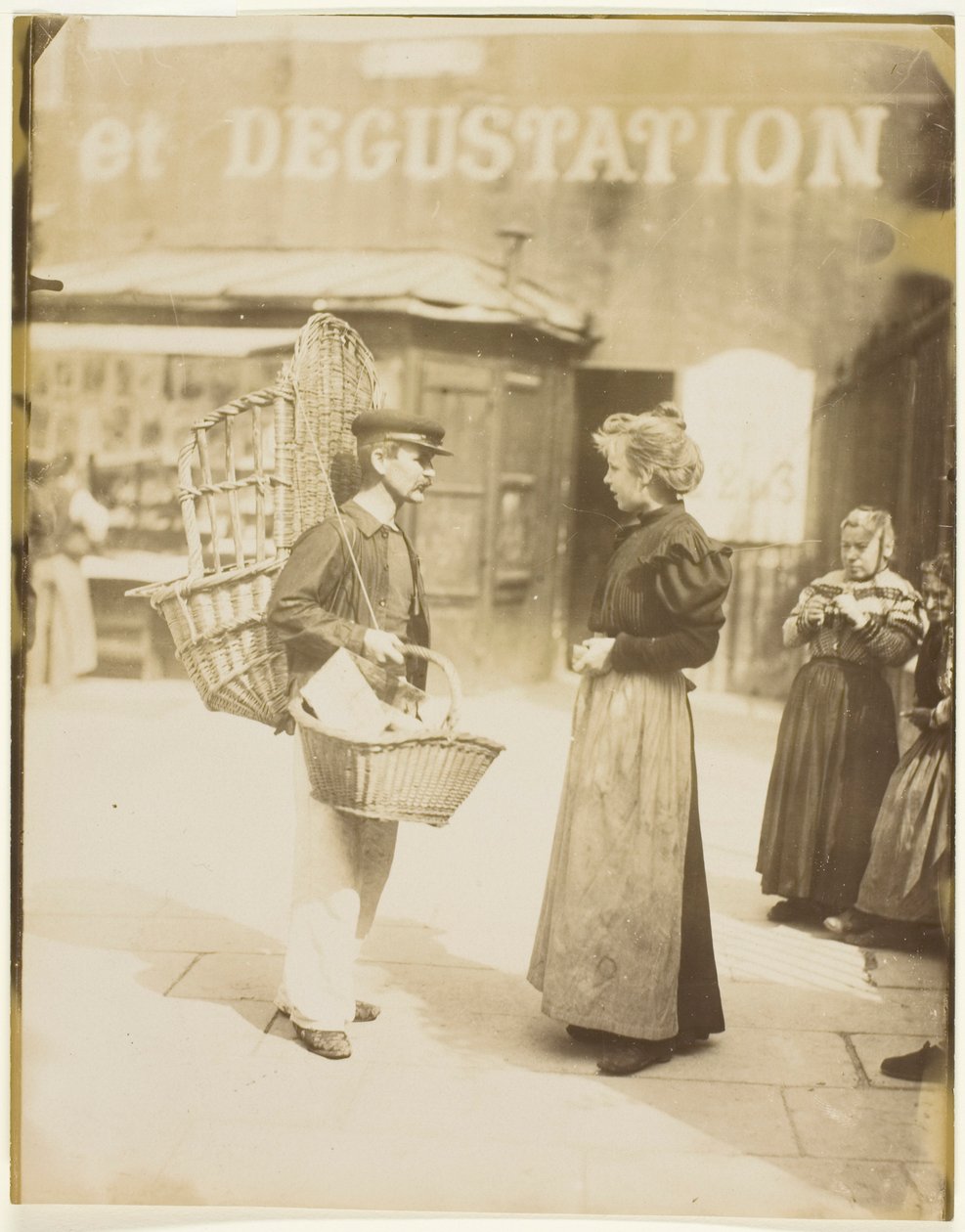 Prodejce košů od Jean Eugène Auguste Atget
