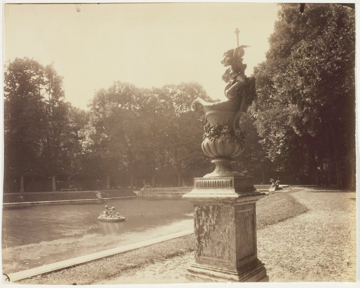 Versailles, Grand Trianon, (Olověná váza od Le Lorraina) od Jean Eugène Auguste Atget