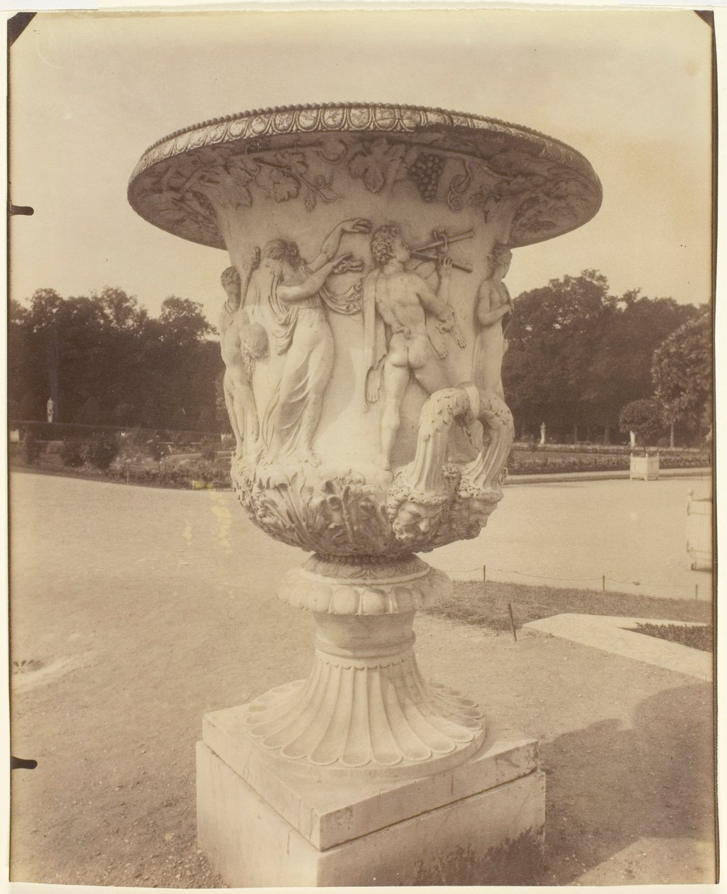 Versailles, váza od Jean Eugène Auguste Atget