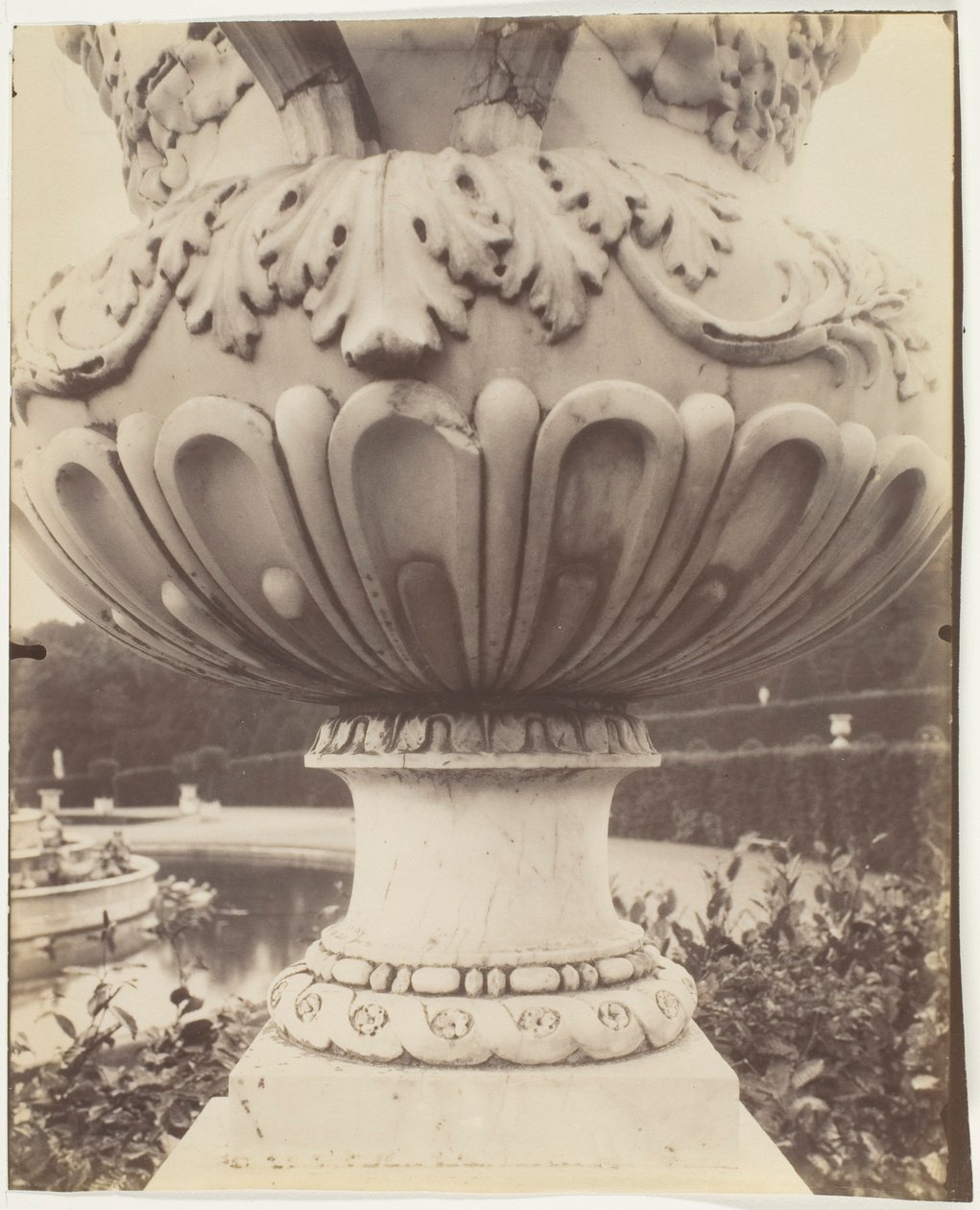 Versailles, váza od Jean Eugène Auguste Atget