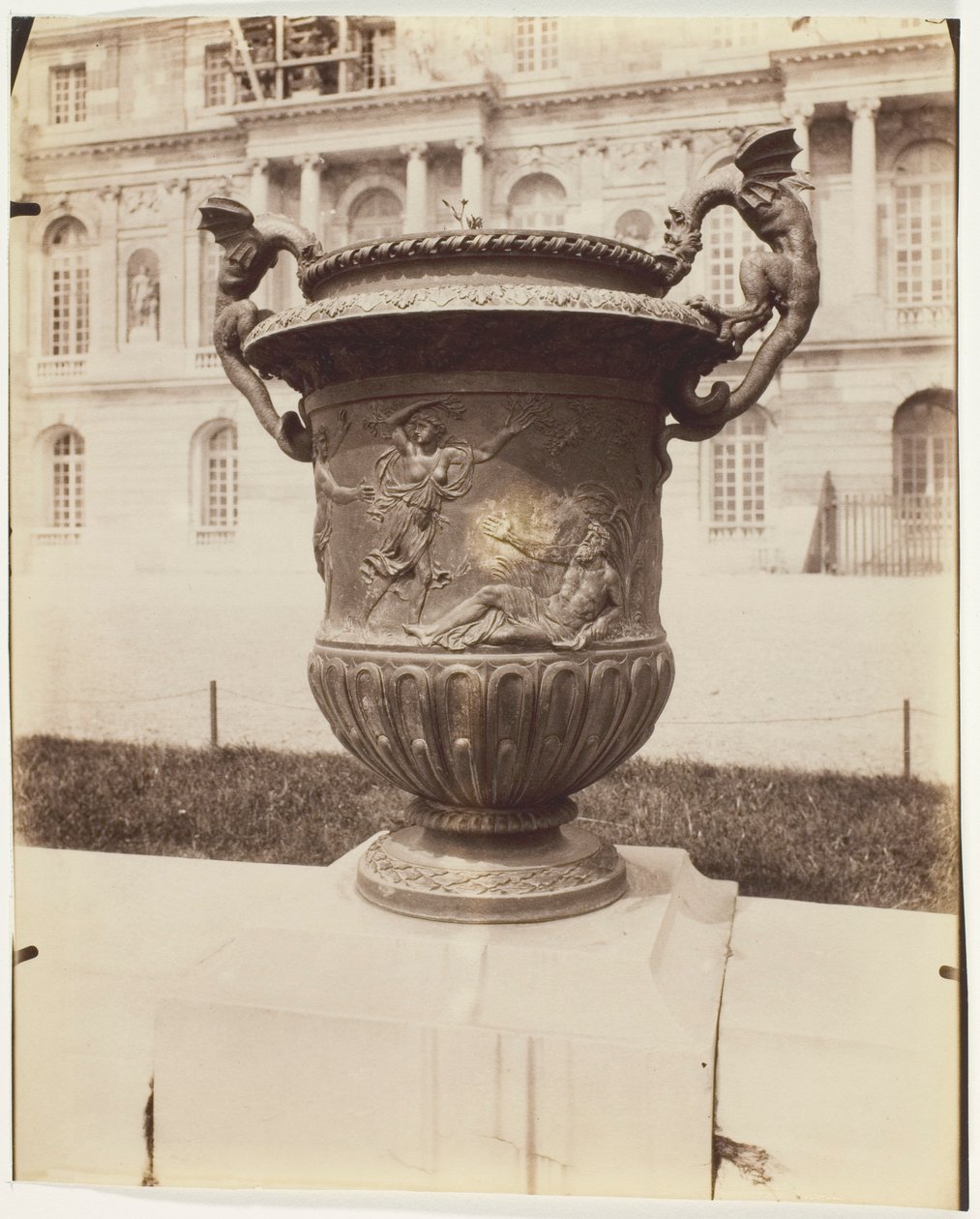 Versailles, váza od Ballin od Jean Eugène Auguste Atget
