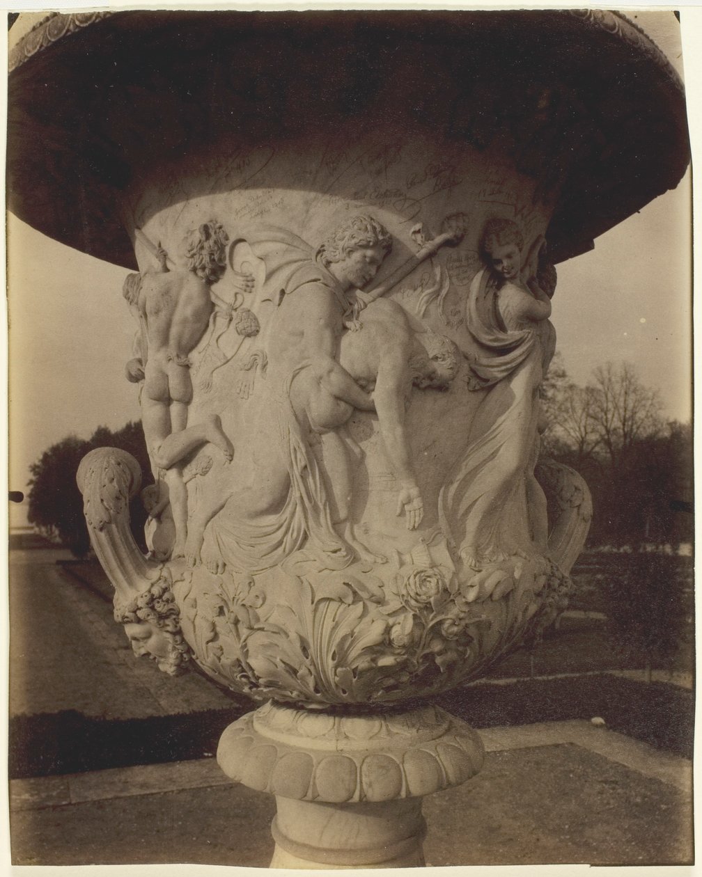 Versailles, váza od Cornu od Jean Eugène Auguste Atget