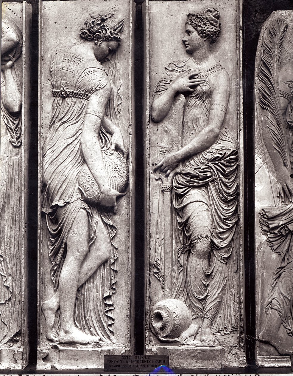 Detail reliéfů z Fontány nevinných zobrazující nymfy ztělesňující kámen řek Francie od Jean Goujon