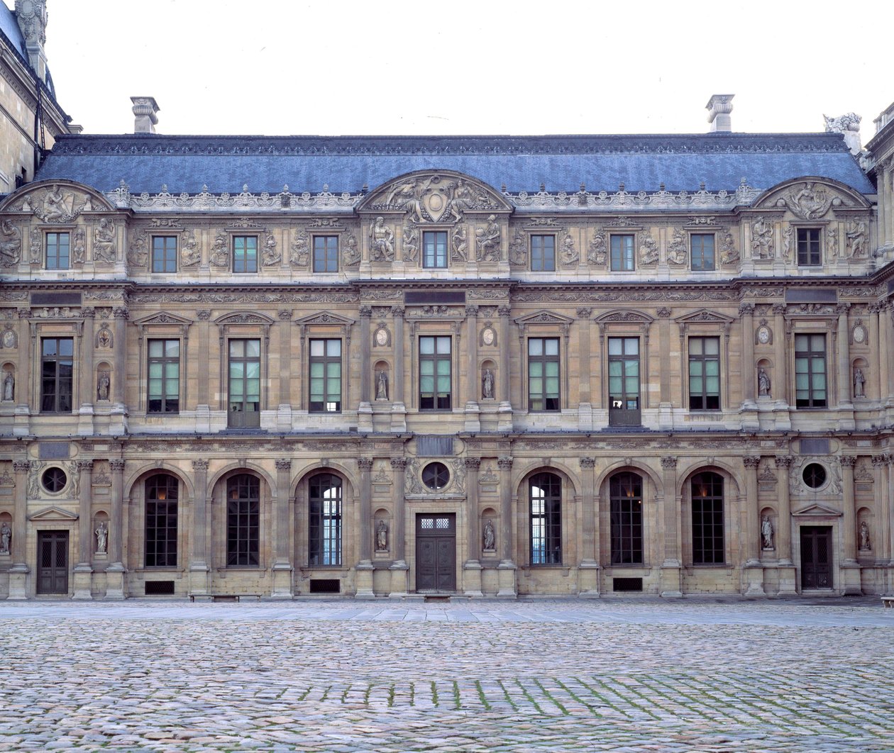Čtvercové nádvoří Louvru, průčelí Louvru od Henriho II. (1546-1551), sochy Jeana Goujona (1510-1567) 1551 Paříž, Muzeum Louvre od Jean Goujon
