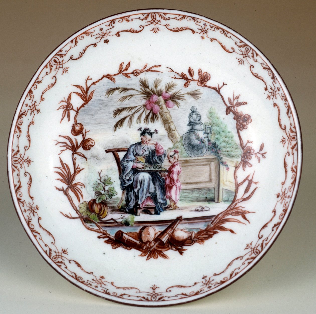 Porcelánový talíř představující čínskou šachovou scénu. Realizoval Jean Michel Liotard (1702-1796). Paříž, dekorativní umění od Jean Michel Liotard