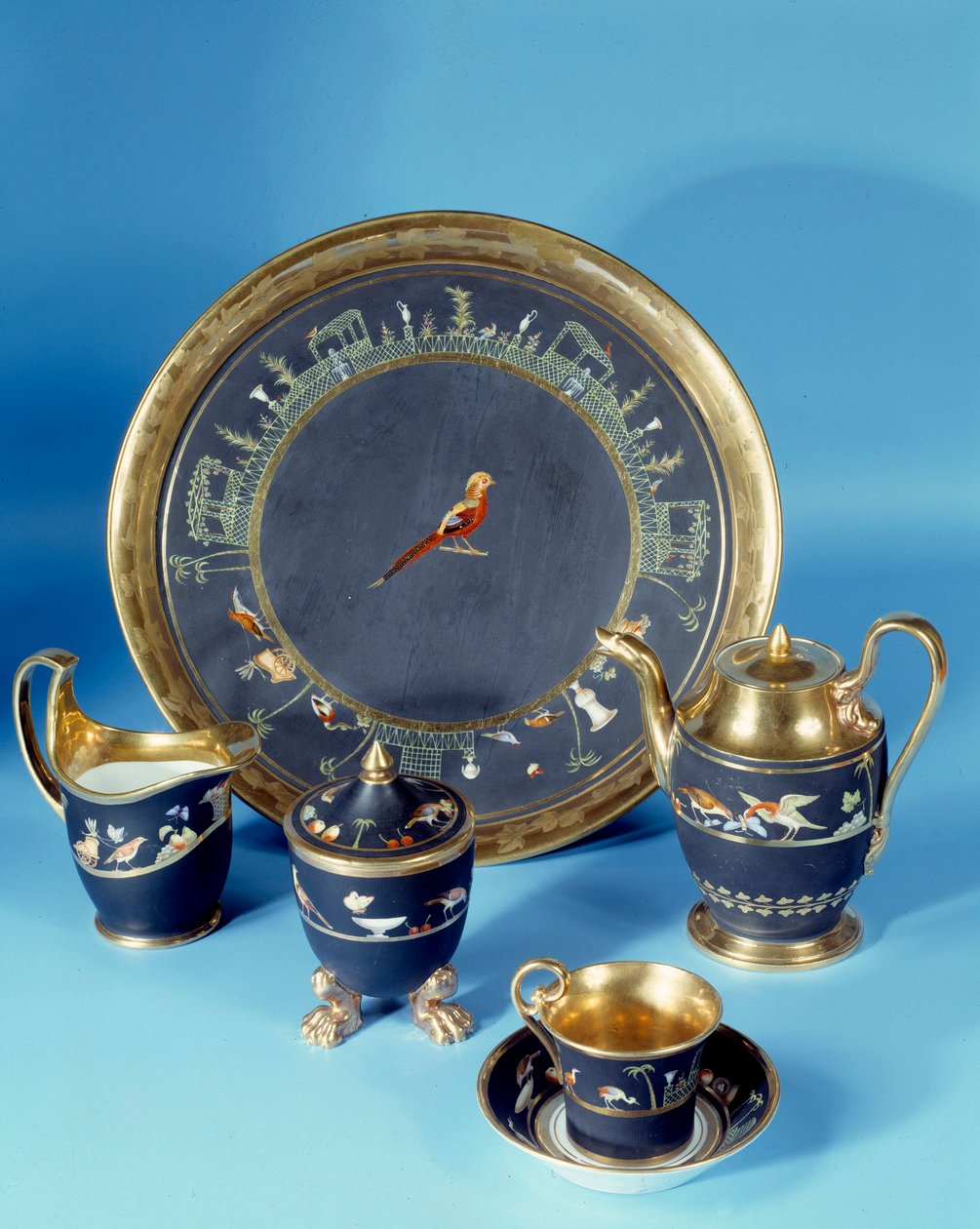 Kabaret s kruhovým podnosem. Vyrobeno v továrně Dagoty kolem roku 1810. Sevres. Výroba porcelánu od Jean Paul Laurens