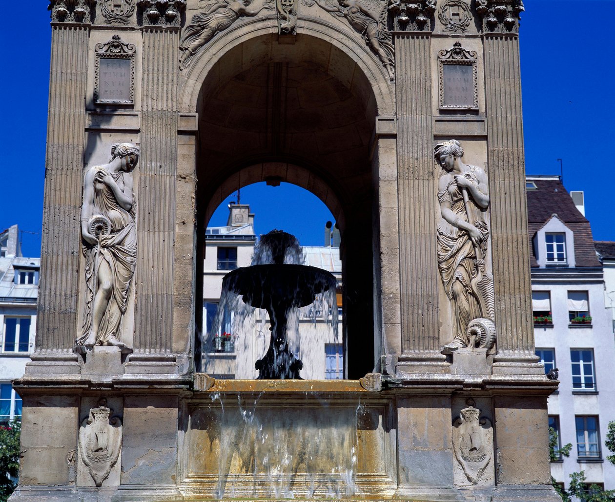 Architektura: detail fontány Innocents představující nymfy. Navrhli architekti Jean Goujon, Augustin Pajou a Pierre Lescot. 1546-1549. Place Joachim du Bellay, Paříž. od Jean and Lescot Pierre Goujon