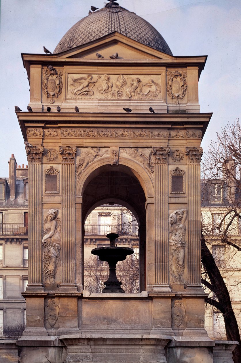 Architektura: pohled na fontánu neviňátek. Navrhli architekti Jean Goujon, Augustin Pajou a Pierre Lescot. 1546-1549. Place Joachim du Bellay, Paříž. od Jean and Lescot Pierre Goujon