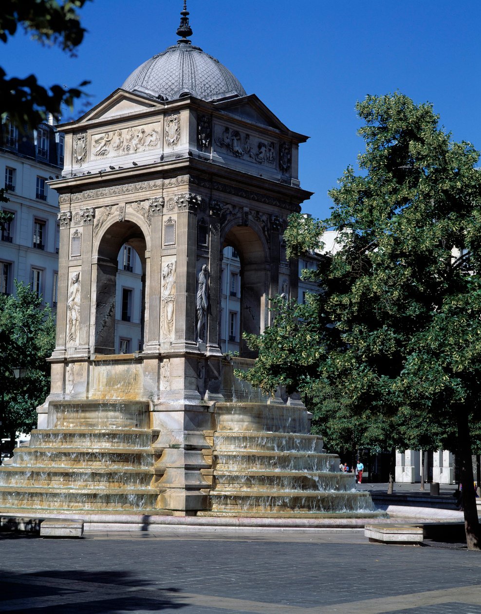 Architektura: pohled na fontánu neviňátek. Navrhli architekti Jean Goujon, Augustin Pajou a Pierre Lescot. 1546-1549. Place Joachim du Bellay, Paříž. od Jean and Lescot Pierre Goujon