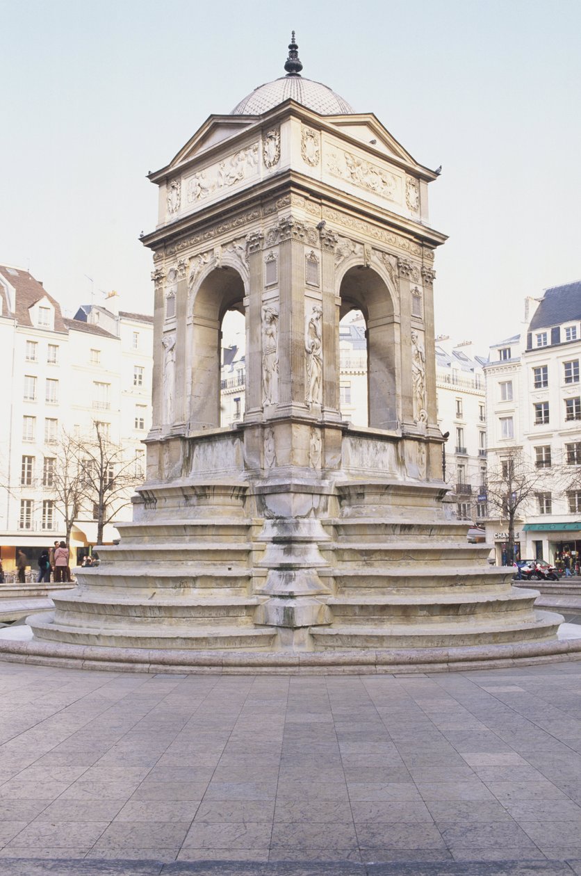 Francie, Paříž, Fontaine des Innocents, kamenná fontána se schody. od Jean and Lescot Pierre Goujon