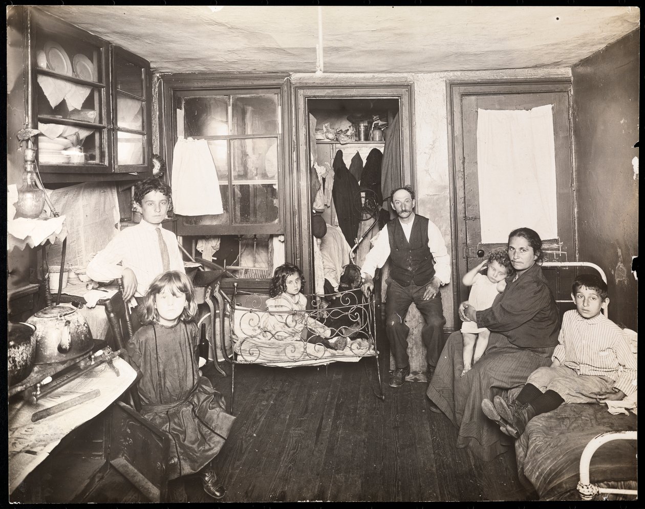 Rodina v pokoji v činžovním domě, asi 1910 (želatinový stříbrný tisk) od Jessie Tarbox Beals