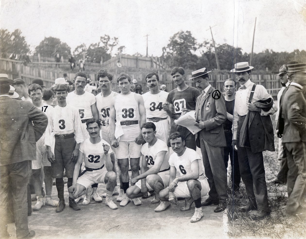 Skupina řecké atletiky a Felix Carbejaldesoto z Kuby pózuje na trati, včetně od Jessie Tarbox Beals