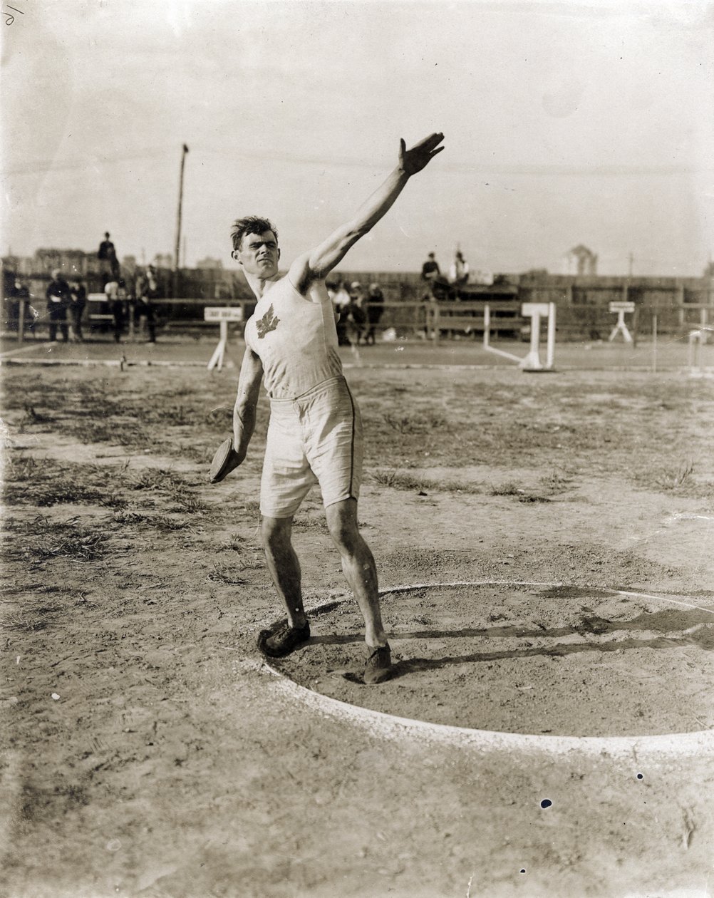 Martin Sheridan z Greater New York Irish Athletic Association házení diskem na olympijských hrách 1904 od Jessie Tarbox Beals