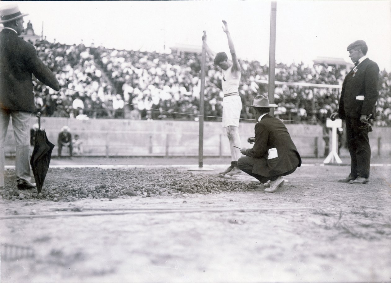 Ray Ewry z newyorského atletického klubu, který na olympiádě v roce 1904 soutěžil ve skoku do dálky. Ewry událost vyhrál od Jessie Tarbox Beals