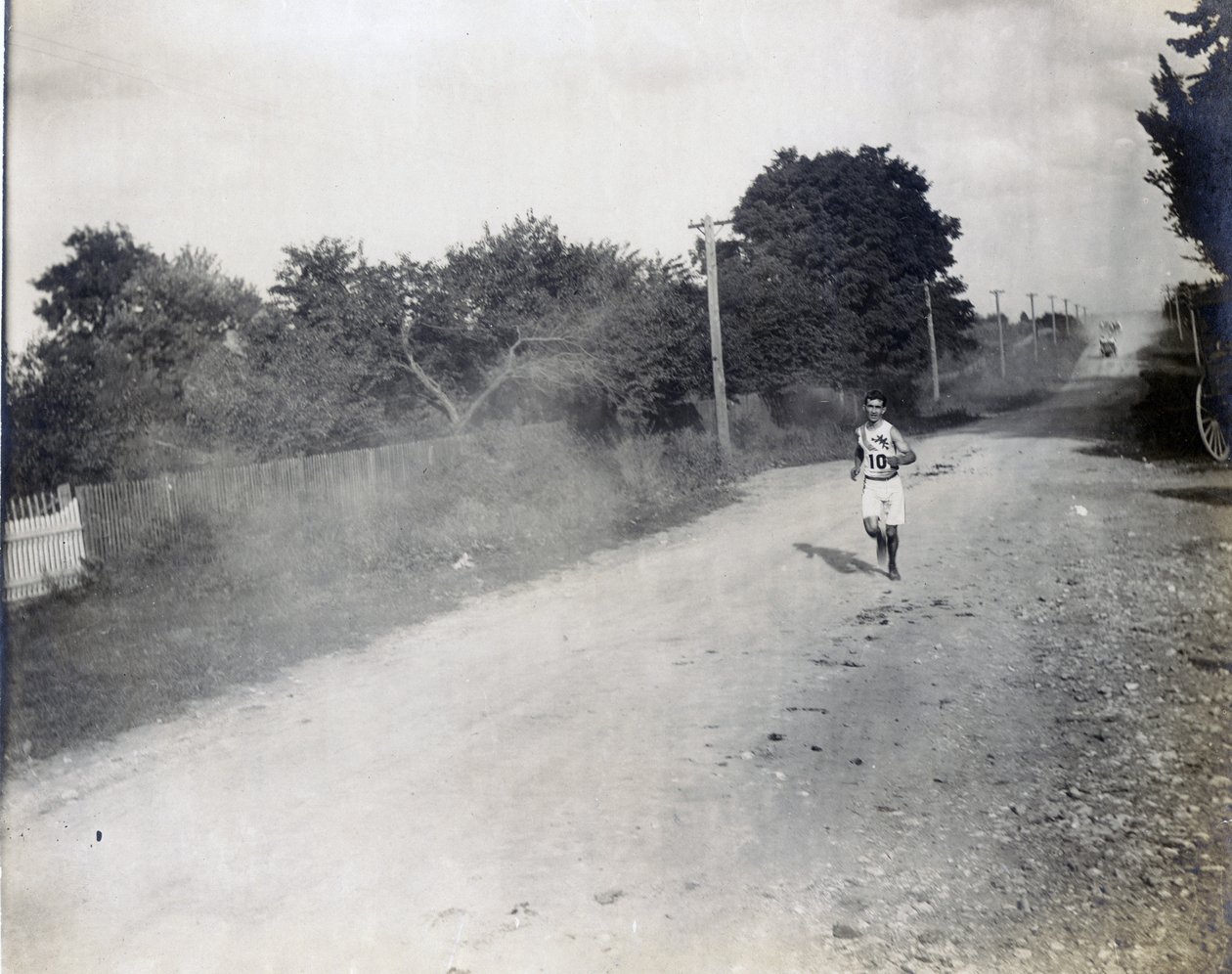 Sam Mellor z atletického klubu Mohawk, který běžel sám, po polní cestě, v maratónském závodě na olympijských hrách 1904 od Jessie Tarbox Beals