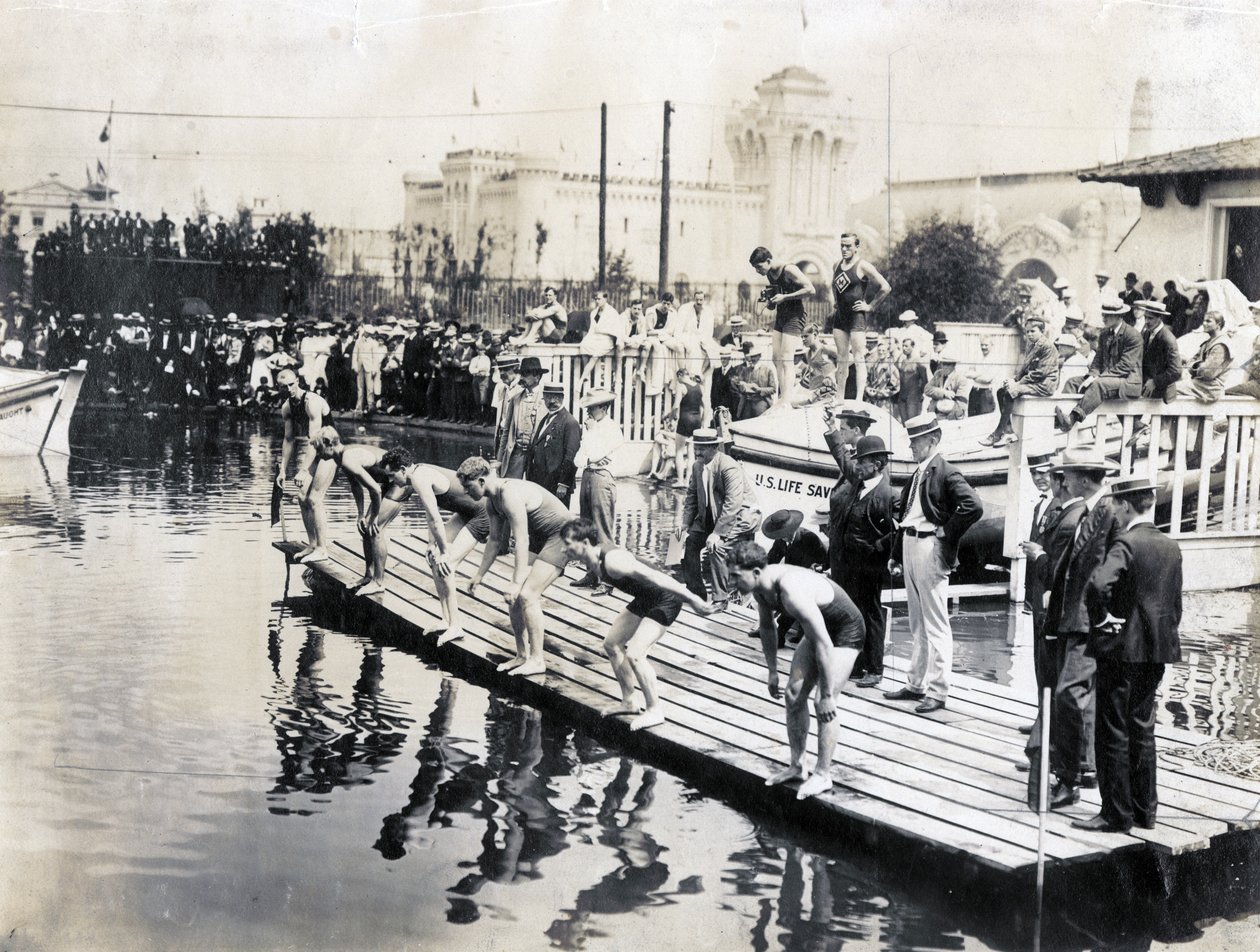 Začátek 100 Yard Swimming Dash, Championship Heat, Zoltan Holoway Maďarska (krajní levice), vítěz na olympijských hrách 1904 od Jessie Tarbox Beals