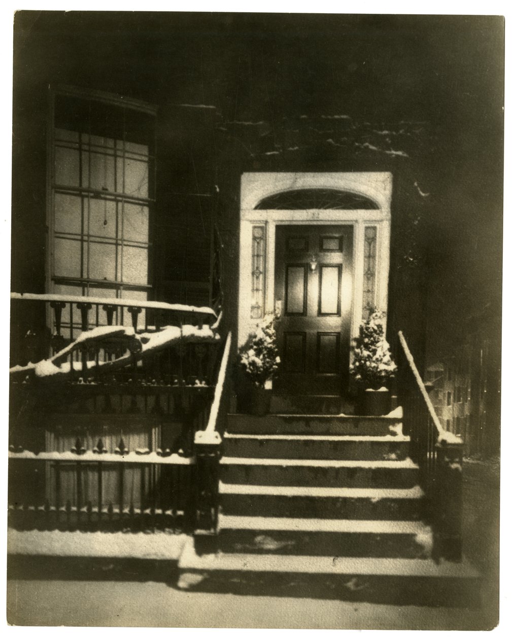 26 Louisburg Square, Boston, v noci, kde pobývala Jenny Lind, Boston, USA, cca 1902-10 (želatinová stříbrná fotografie) od Jessie Tarbox Beals