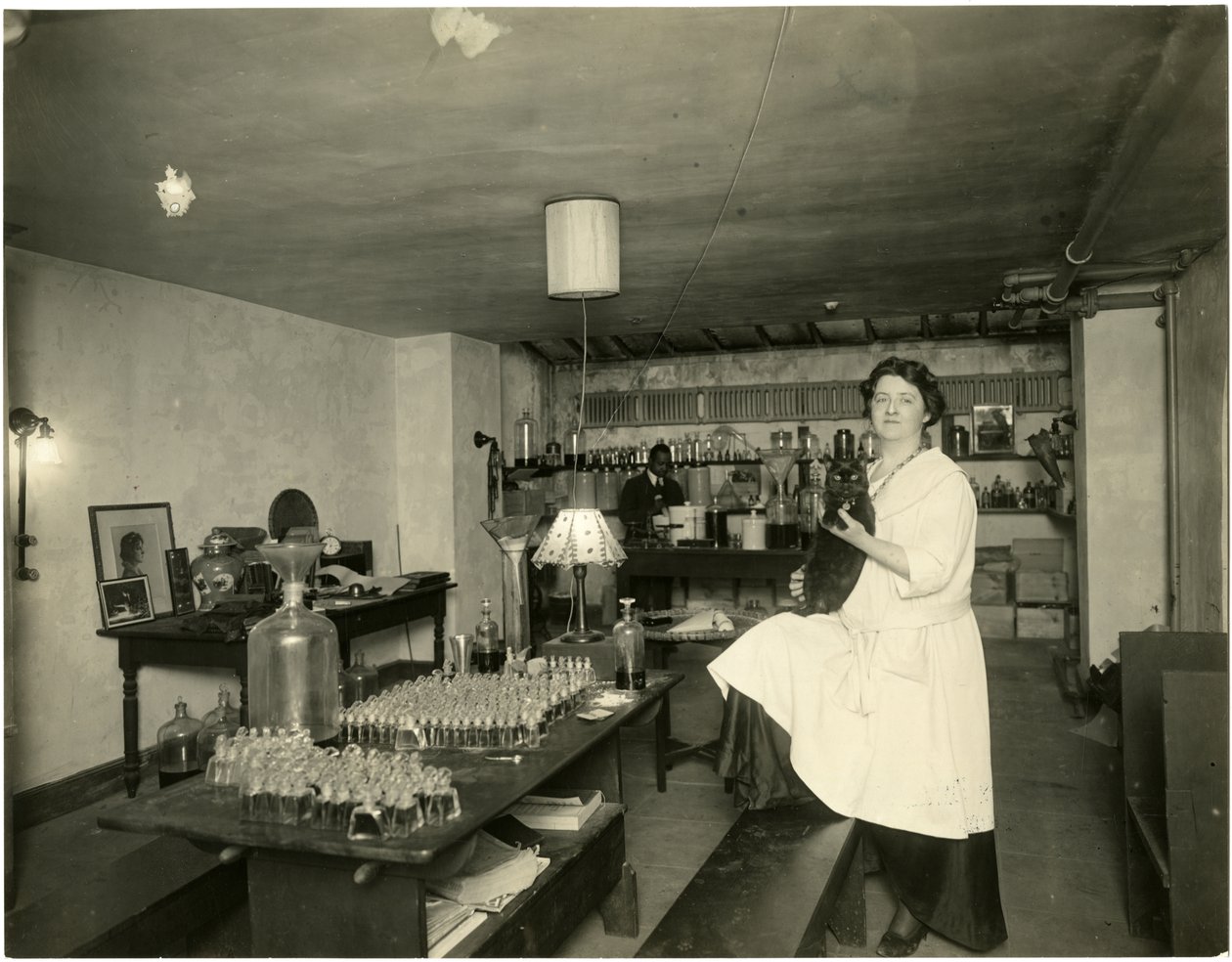 Ann Haviland, parfumér, kolem 1915-28 od Jessie Tarbox Beals