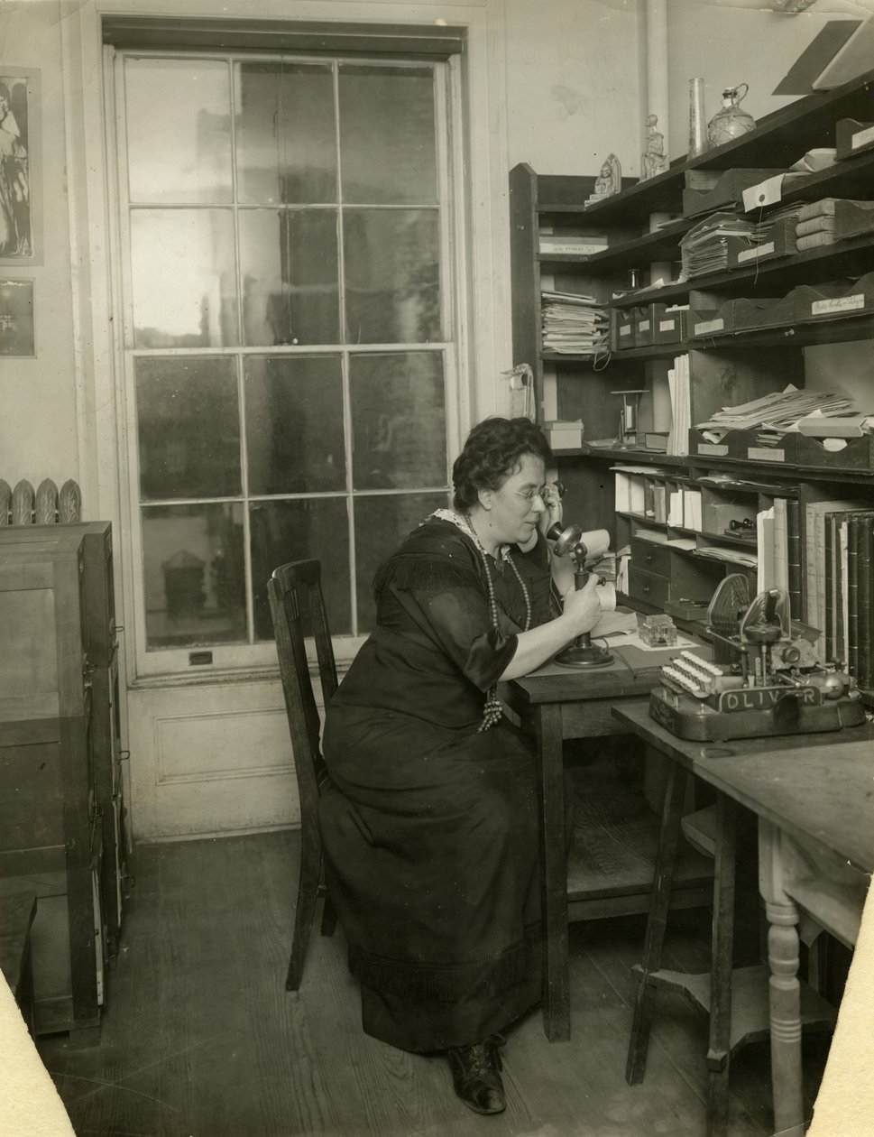 Beals ve svém ateliéru, cca 1912-18 (želatinová stříbrná fotografie) od Jessie Tarbox Beals