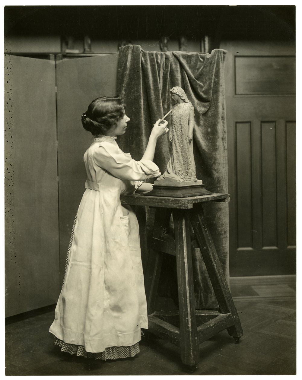 Bessie Potter Vonnoh, kolem 1905-40 (želatinová stříbrná fotografie) od Jessie Tarbox Beals