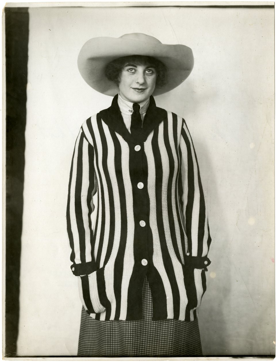 Blazer svetr a plstěný klobouk, Forsythe, cca 1905-18 (želatinová stříbrná fotografie) od Jessie Tarbox Beals
