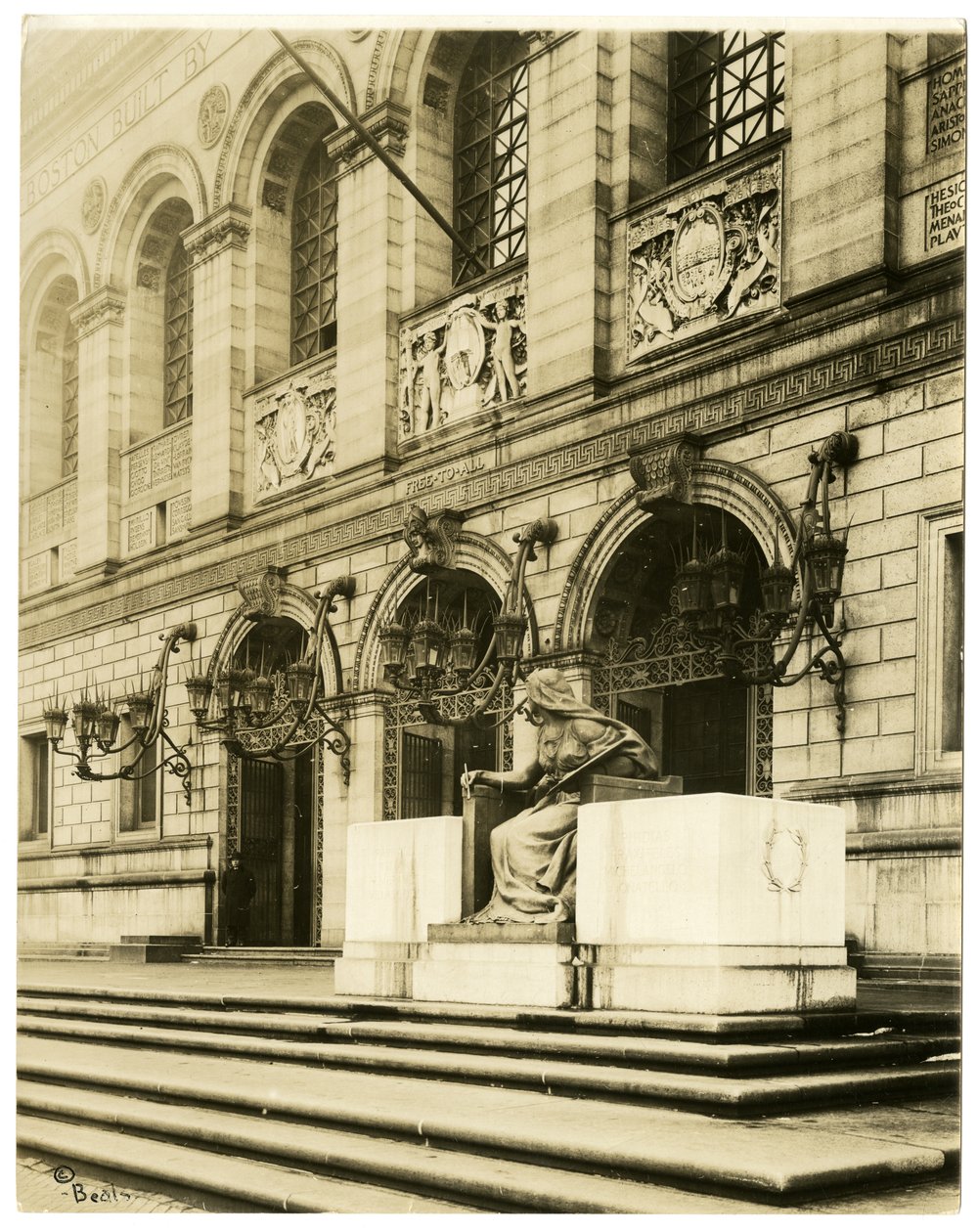 Boston Public Library, Boston, cca 1902-10 (želatinová stříbrná fotografie) od Jessie Tarbox Beals