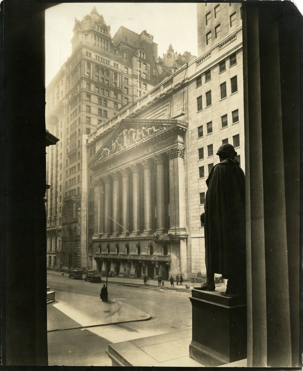 Broad St from Treasury Building, New York, USA, cca 1905-40 (želatinová stříbrná fotografie) od Jessie Tarbox Beals