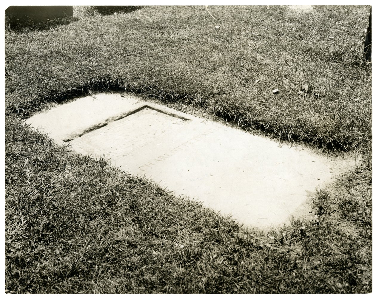 Náhrobek Charlotte Temple v Trinity Churchyard, New York, USA, cca 1905-1925 (želatinová stříbrná fotografie) od Jessie Tarbox Beals