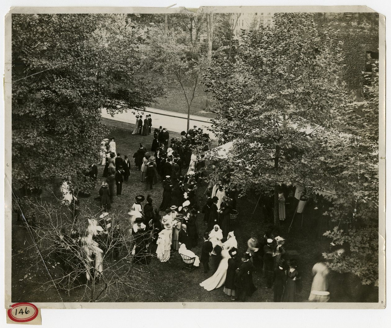Columbia Lawn fete - Celkový pohled od Jessie Tarbox Beals