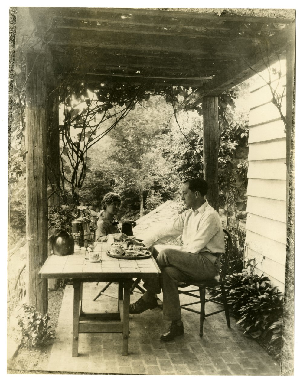 Pár sedící v zahradě, asi 1905-40 (želatinová fotografie) od Jessie Tarbox Beals