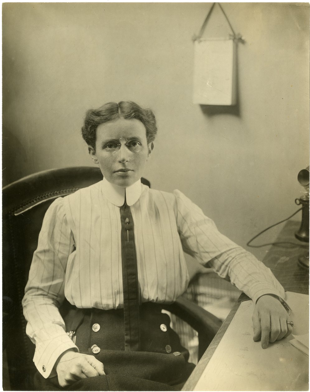 Dr. Josephine Baker, vedoucí oddělení dětské hygieny ministerstva zdraví Cy v NY, dohlíží na zdraví více dětí než kterákoli jiná žena na světě, kolem roku 1917-1919 (foto želatinového stříbra) od Jessie Tarbox Beals