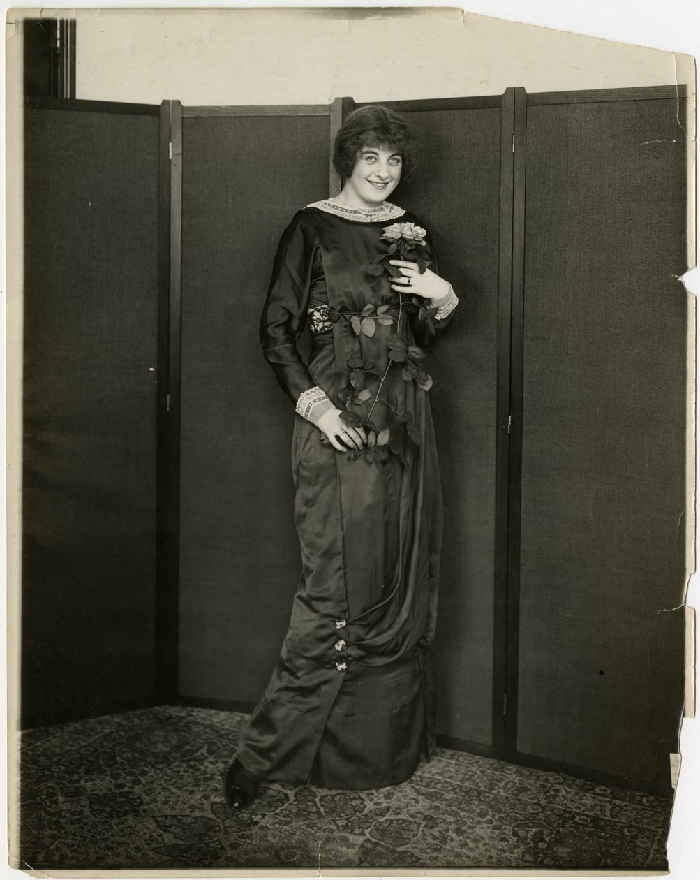 Šaty, přehozené, Gimbels, kolem 1905-18 (želatinová stříbrná fotografie) od Jessie Tarbox Beals