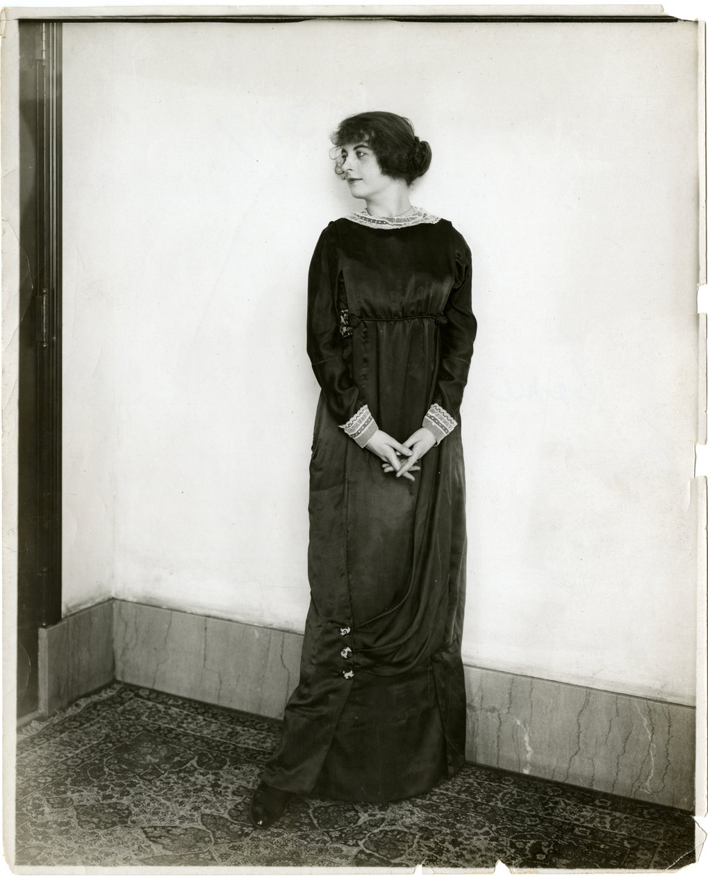 Šaty, přehozené, Gimbels, kolem 1905-18 (želatinová stříbrná fotografie) od Jessie Tarbox Beals