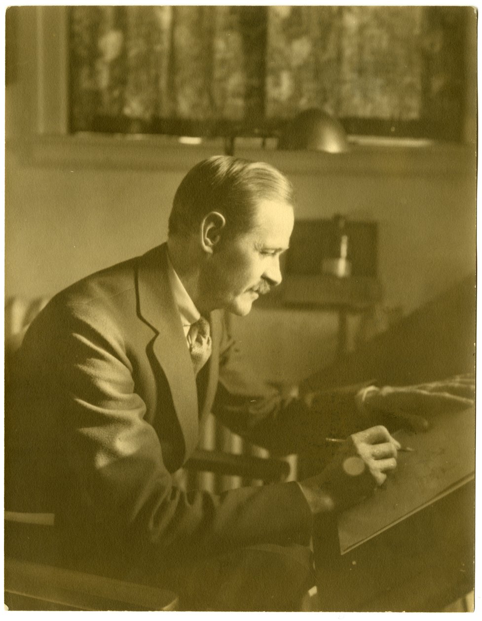 Fontaine Fox, karikaturista, kolem 1911-40 (želatinová stříbrná fotografie) od Jessie Tarbox Beals