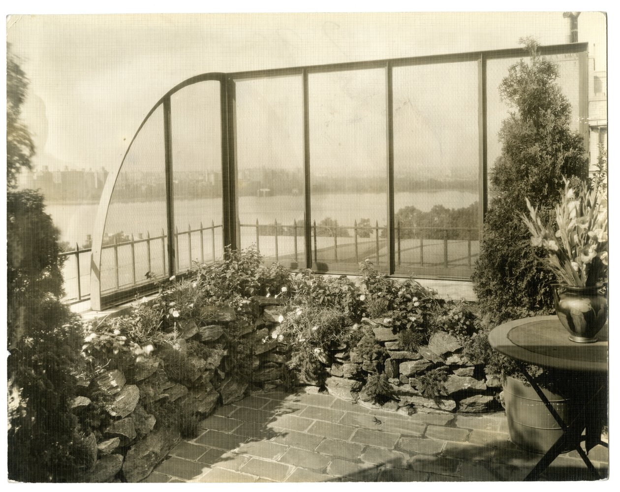 Zahrada paní Reginy Jaisové, cca 1936-37 (želatinová stříbrná fotografie) od Jessie Tarbox Beals