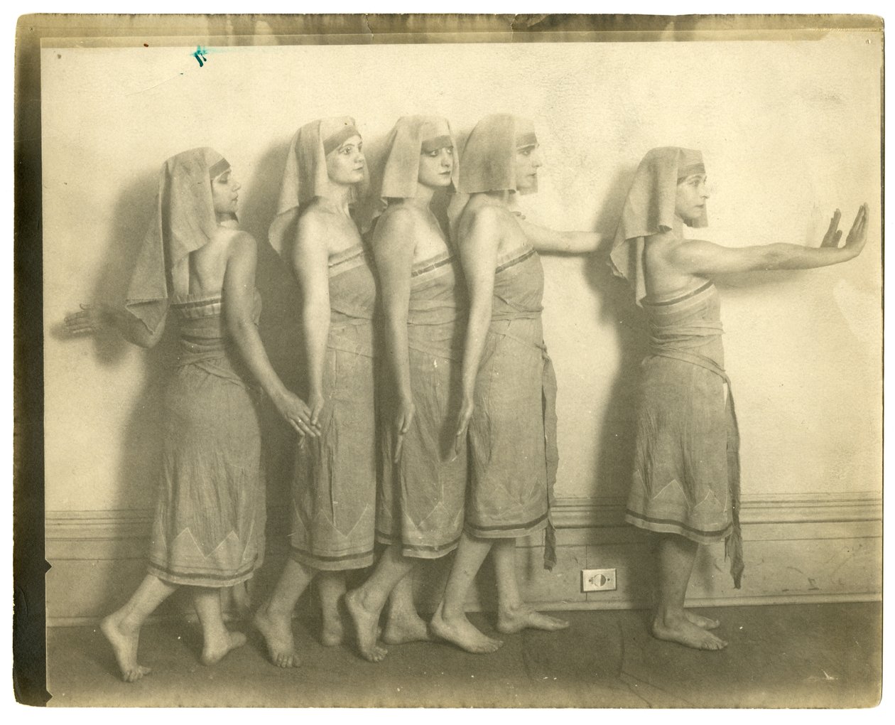 Příprava na vesnické radovánky v Liberal Club, New York, USA, cca 1905-1940 od Jessie Tarbox Beals