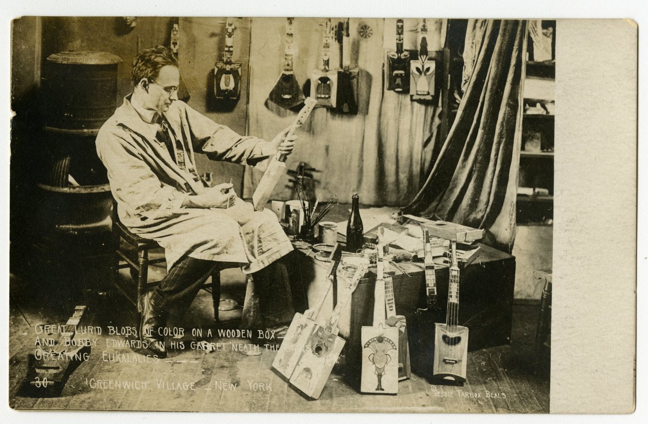 Velké barevné skvrny na dřevěné krabici a Bobby Edwards v podkroví pod hvězdami tvořící ukelele, Greenwich Village, New York, USA, asi 1905-20 (želatinová stříbrná fotografie) od Jessie Tarbox Beals