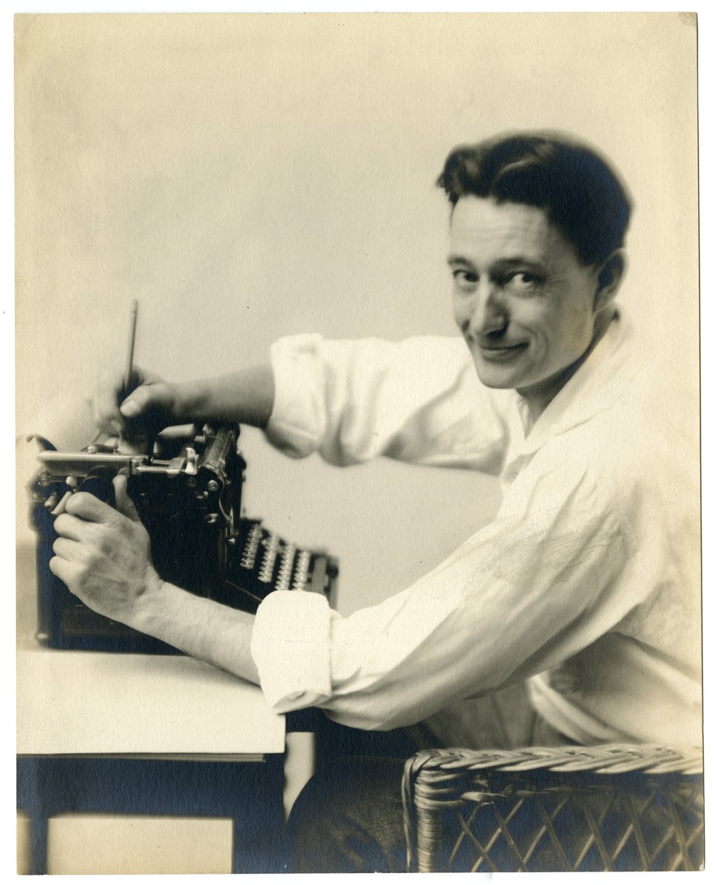 Henry Oyen u psacího stroje, kolem 1905-21 od Jessie Tarbox Beals