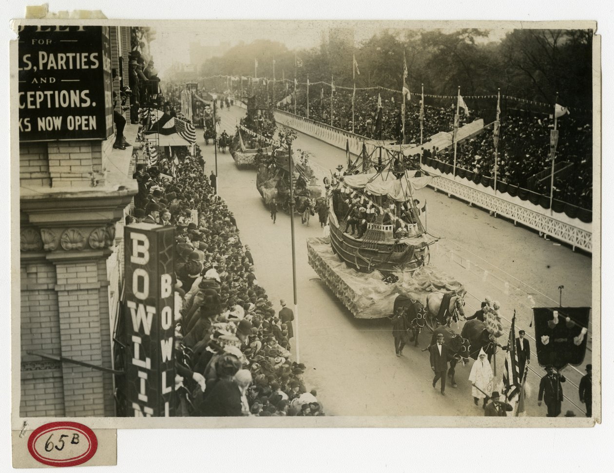 Historická přehlídka, Central Park West Half Moon Float č. 12 od Jessie Tarbox Beals