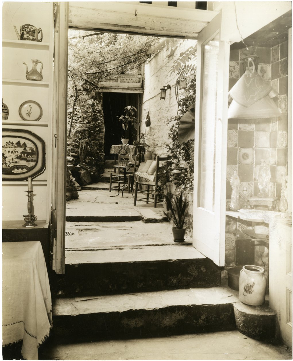 Domov pana a paní George Stonehillových, Greenwich Village, New York, USA, cca 1905-40 (želatinová stříbrná fotografie) od Jessie Tarbox Beals