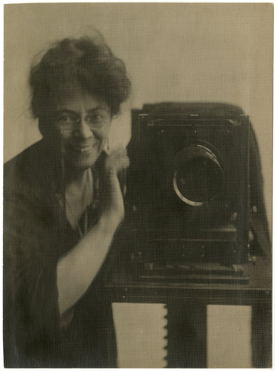 Jessie Tarbox Beals, autoportrét s fotoaparátem, cca 1918-20 (želatinová stříbrná fotografie) od Jessie Tarbox Beals