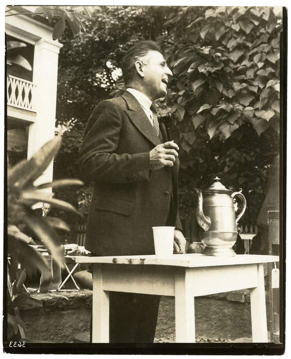 John W. Mitchell slavný dražitel, Country Auction v Greenwichi, Conn nebo Weston, Conn od Jessie Tarbox Beals