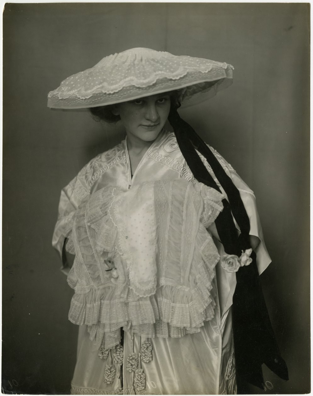 Jumble Bros?, Spodní prádlo, čepice a rukávník, cca 1905-11 (želatinová stříbrná fotografie) od Jessie Tarbox Beals