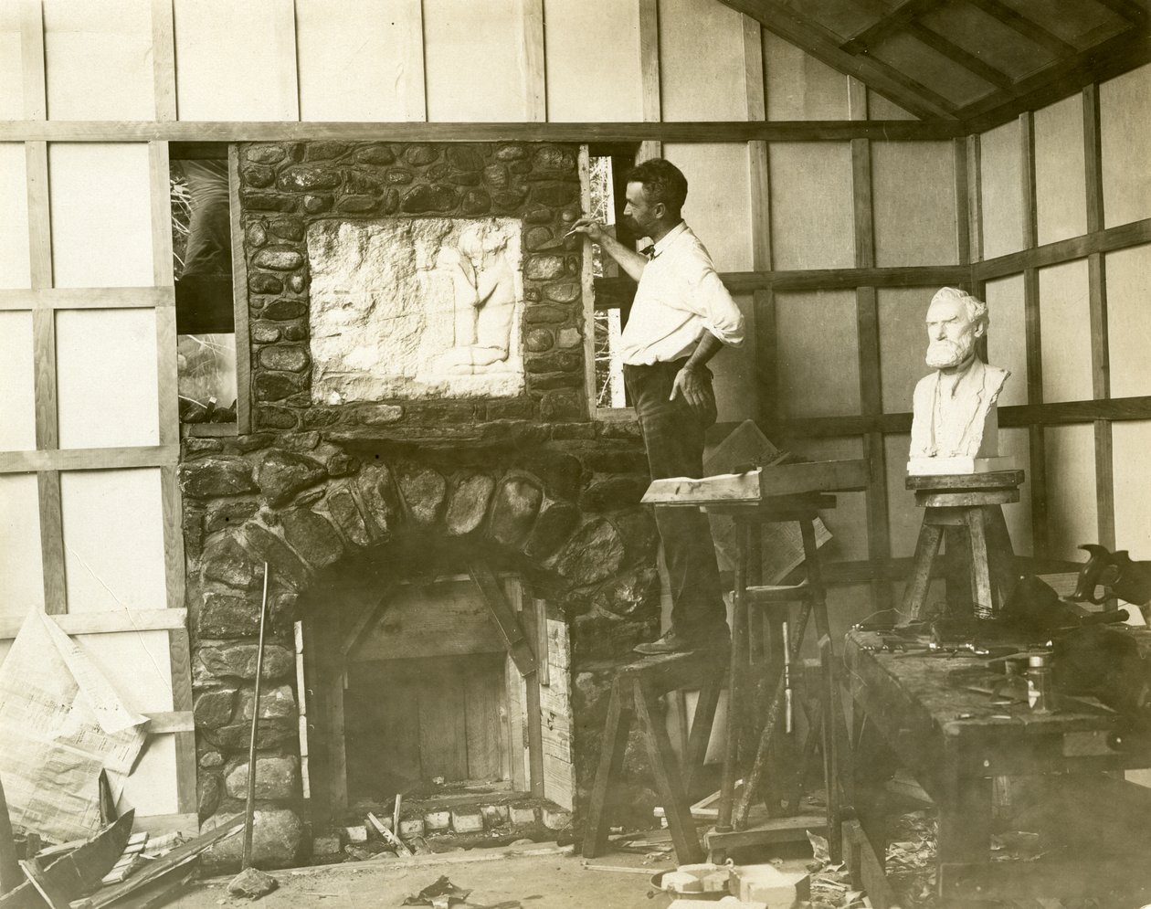 Karl Bitter (sochař) sám staví svůj krb, kolem roku 1905-15 (foto želatinové stříbro) od Jessie Tarbox Beals